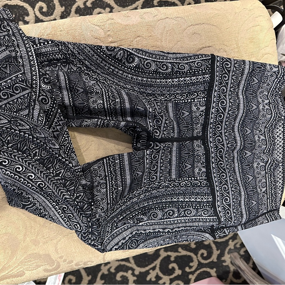 Lululemon wunder under tribal print crop. 21” nulu fabric